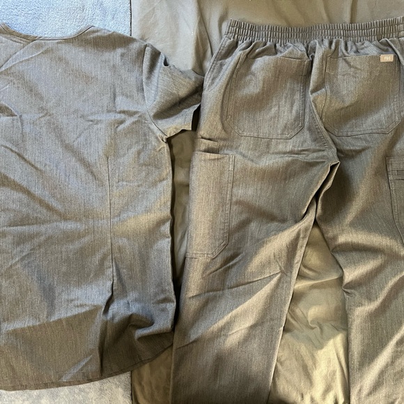 Figs Graphite Scrub Set - Picture 5 of 9